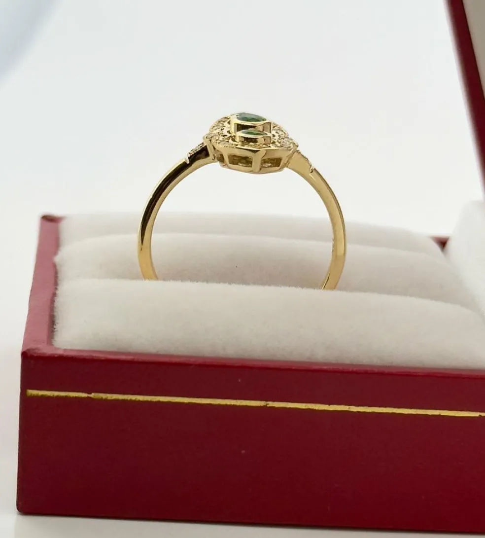 Bague marquise style ancien en or émeraudes et diamants