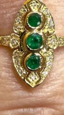 Bague marquise style ancien en or émeraudes et diamants