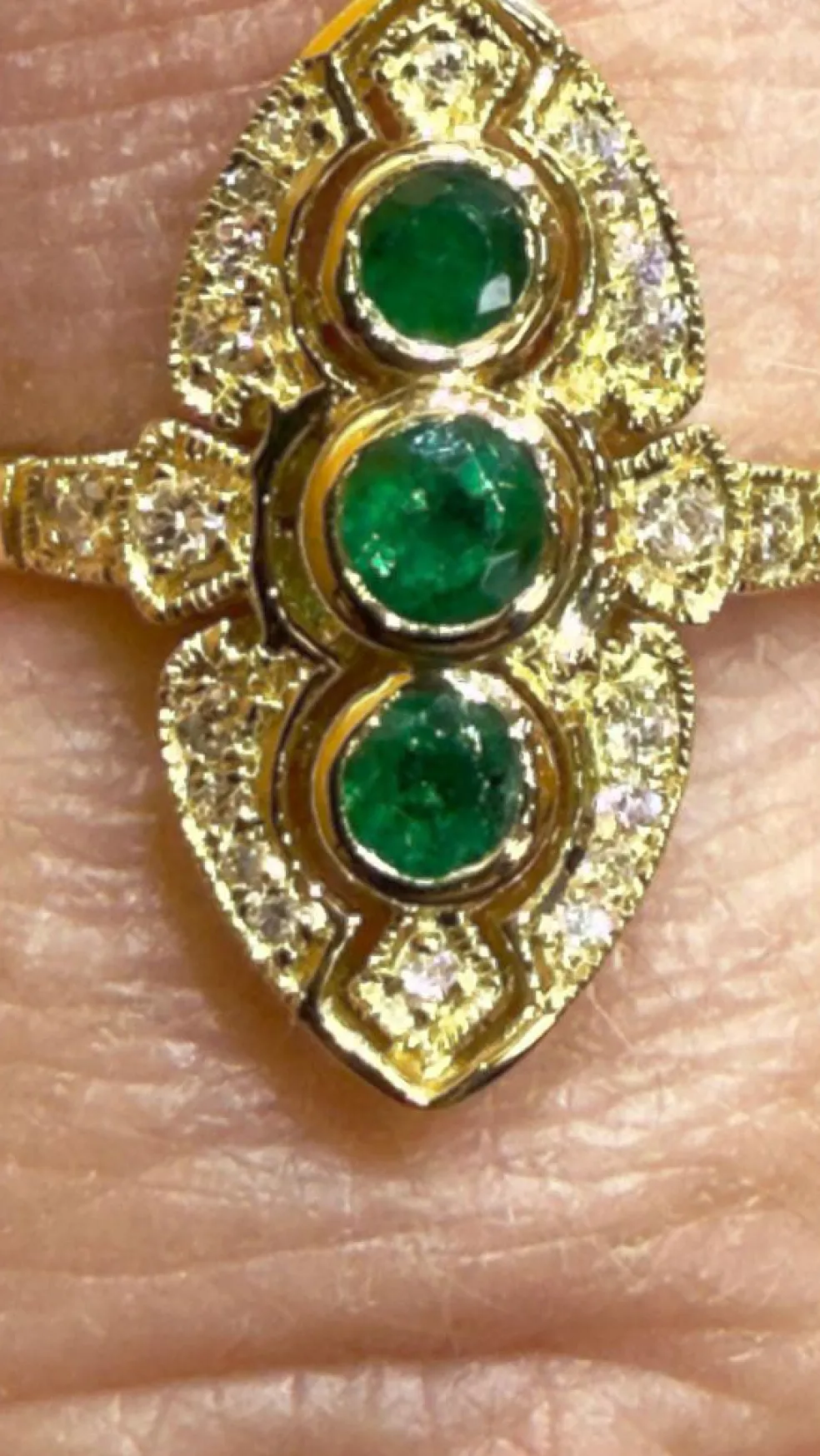Bague marquise style ancien en or émeraudes et diamants