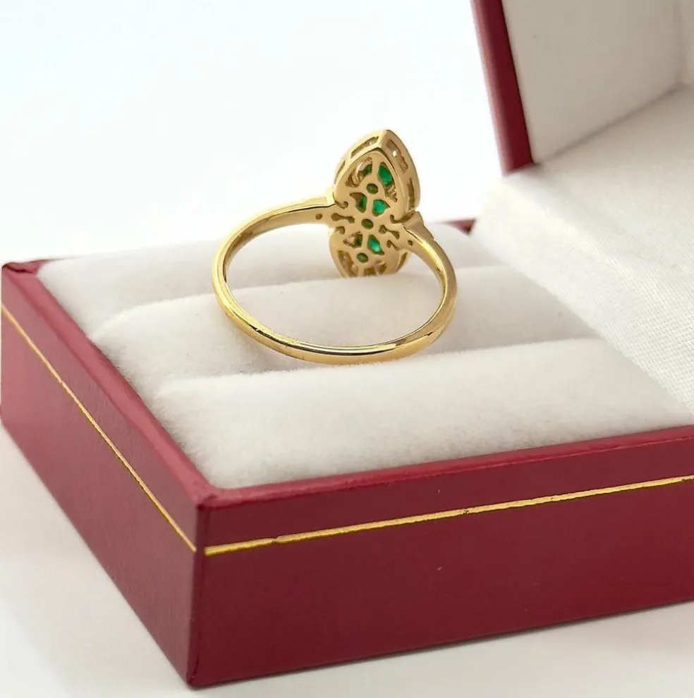 Bague marquise style ancien en or émeraudes et diamants