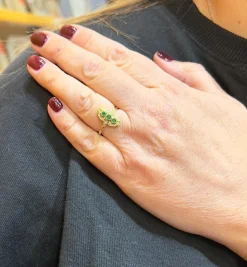Bague marquise style ancien en or émeraudes et diamants