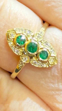 Bague marquise style ancien en or émeraudes et diamants