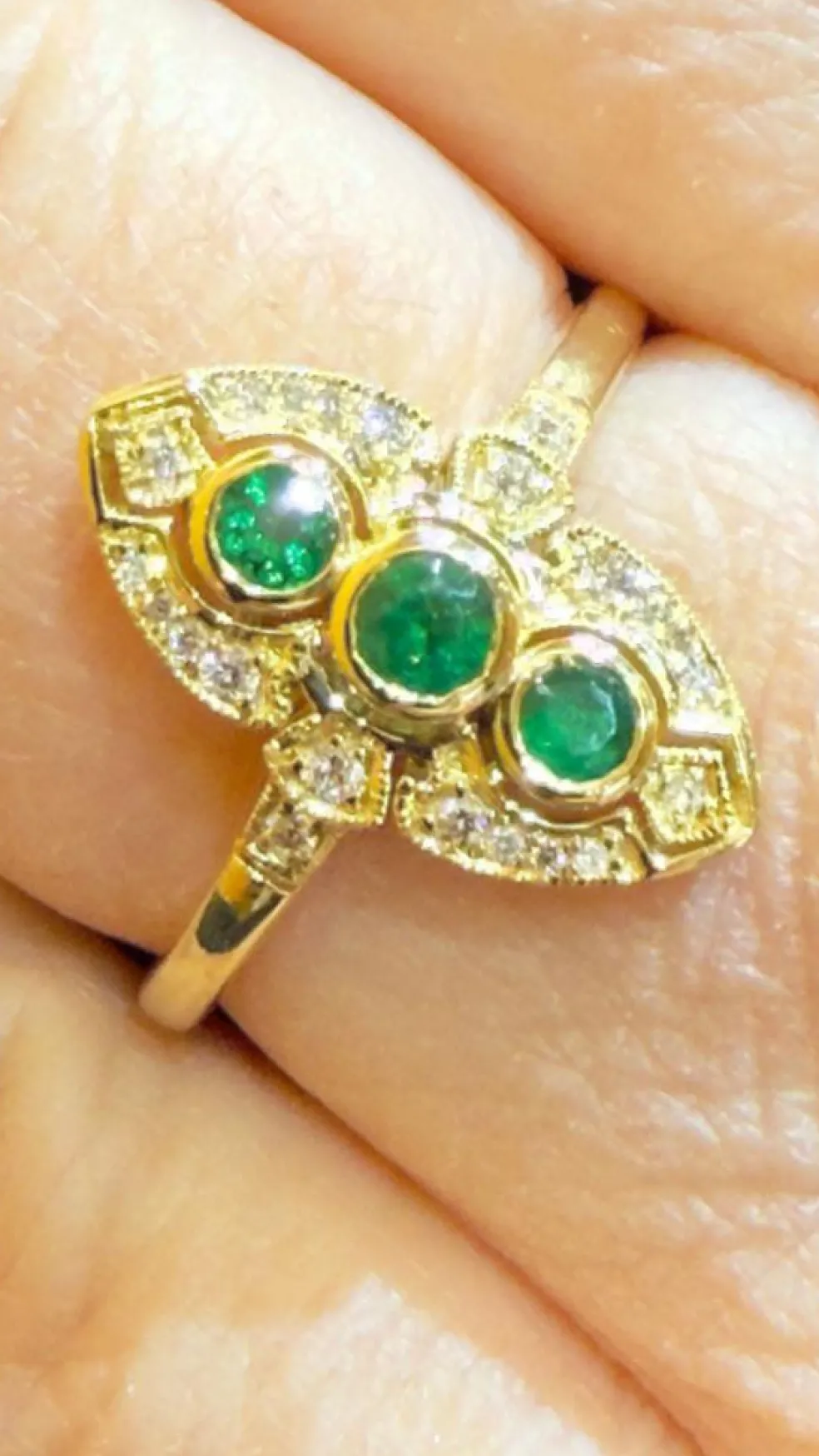 Bague marquise style ancien en or émeraudes et diamants