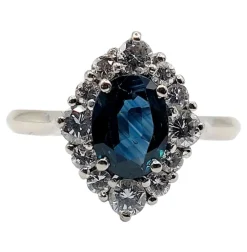 Bague marquise style art déco or blanc ornée d'un saphir naturel et de diamants taille brillants