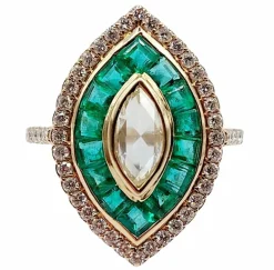 Bague marquise style art deco or jaune ornée de diamants entouré d'émeraude