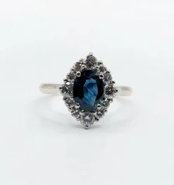 Bague marquise style art déco or blanc ornée d'un saphir naturel et de diamants taille brillants