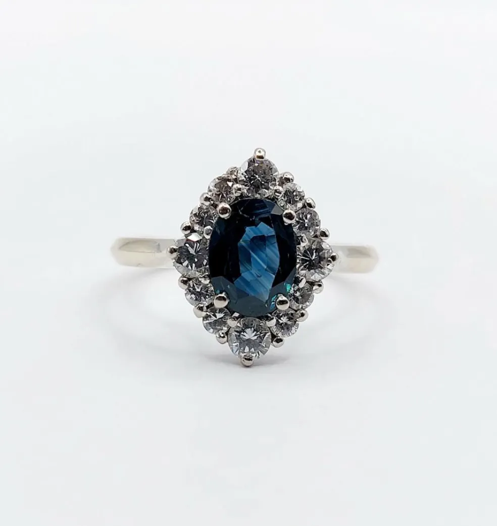 Bague marquise style art déco or blanc ornée d'un saphir naturel et de diamants taille brillants