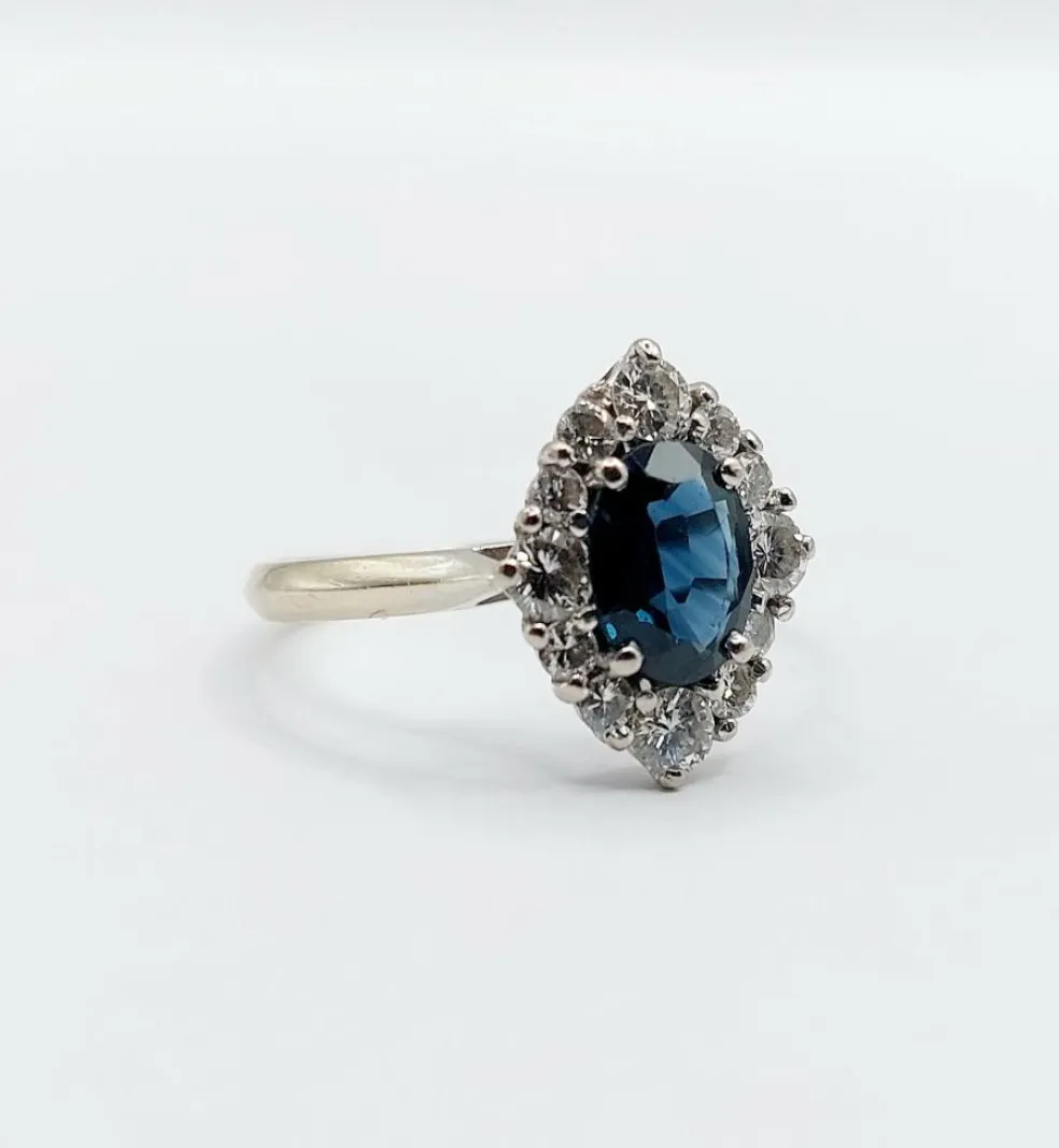 Bague marquise style art déco or blanc ornée d'un saphir naturel et de diamants taille brillants