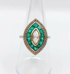 Bague marquise style art deco or jaune ornée de diamants entouré d'émeraude