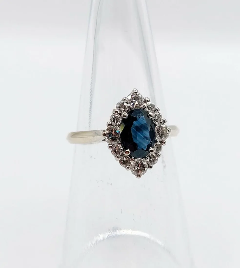 Bague marquise style art déco or blanc ornée d'un saphir naturel et de diamants taille brillants