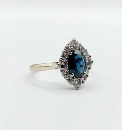 Bague marquise style art déco or blanc ornée d'un saphir naturel et de diamants taille brillants