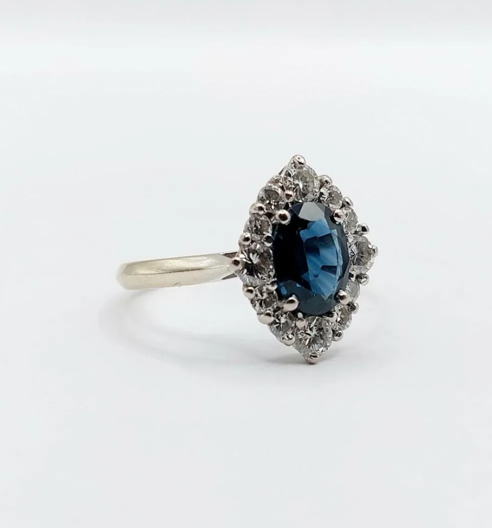 Bague marquise style art déco or blanc ornée d'un saphir naturel et de diamants taille brillants