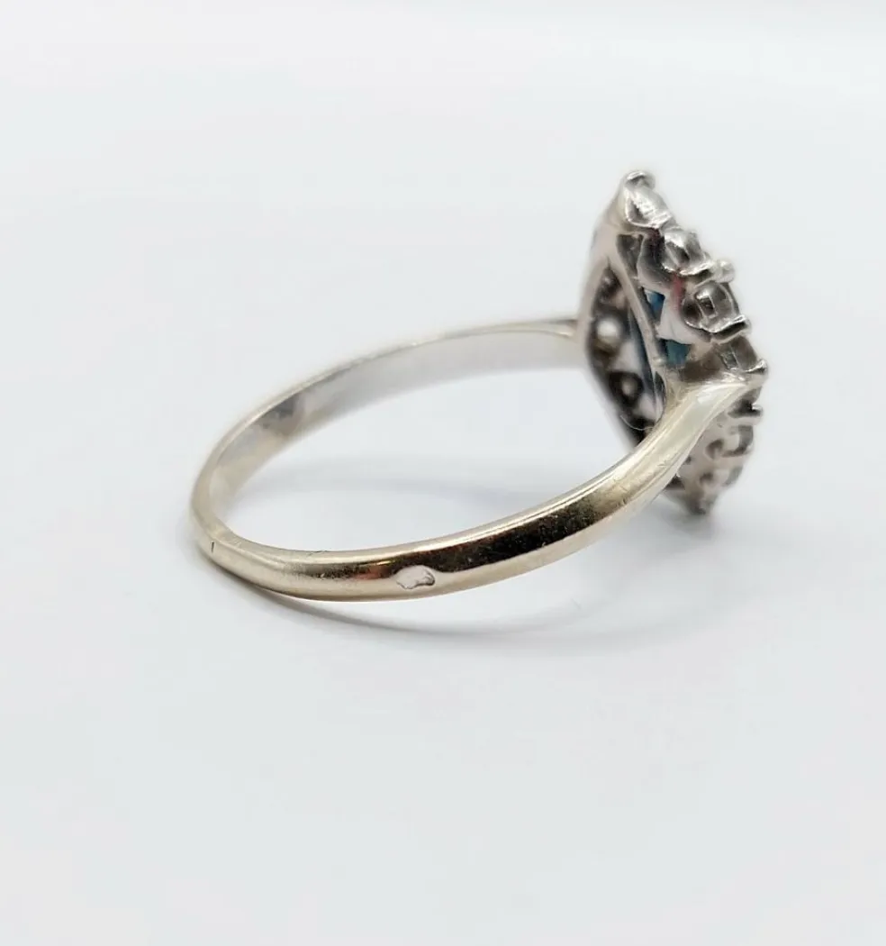Bague marquise style art déco or blanc ornée d'un saphir naturel et de diamants taille brillants