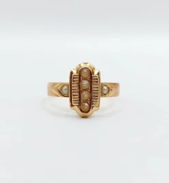 Bague marquise victorienne or rose ornée de perles dans une monture finement travaillée
