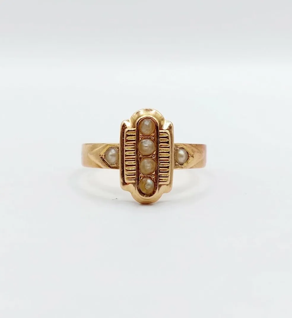 Bague marquise victorienne or rose ornée de perles dans une monture finement travaillée