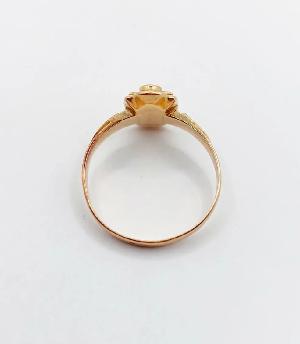 Bague marquise victorienne or rose ornée de perles dans une monture finement travaillée