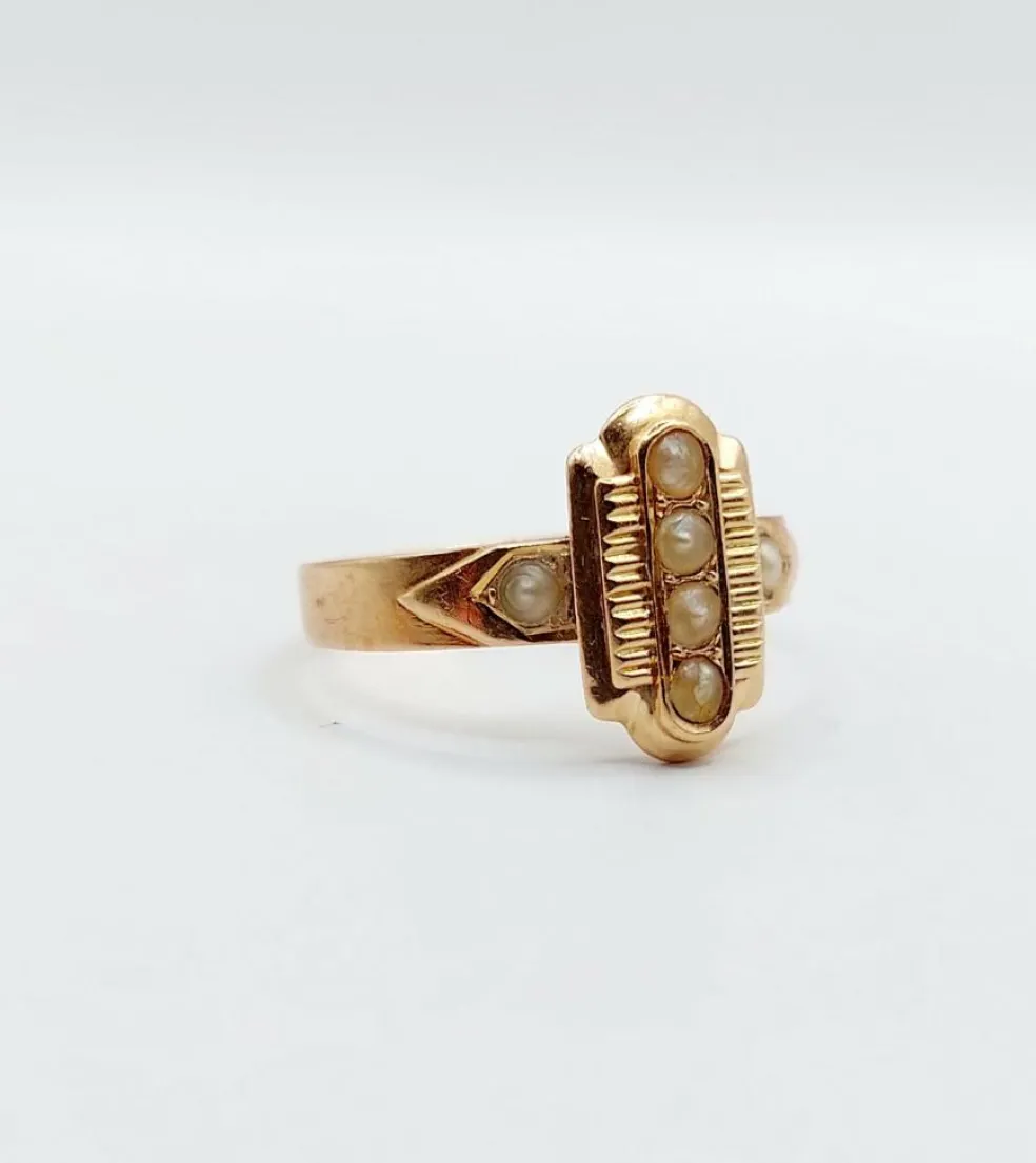 Bague marquise victorienne or rose ornée de perles dans une monture finement travaillée