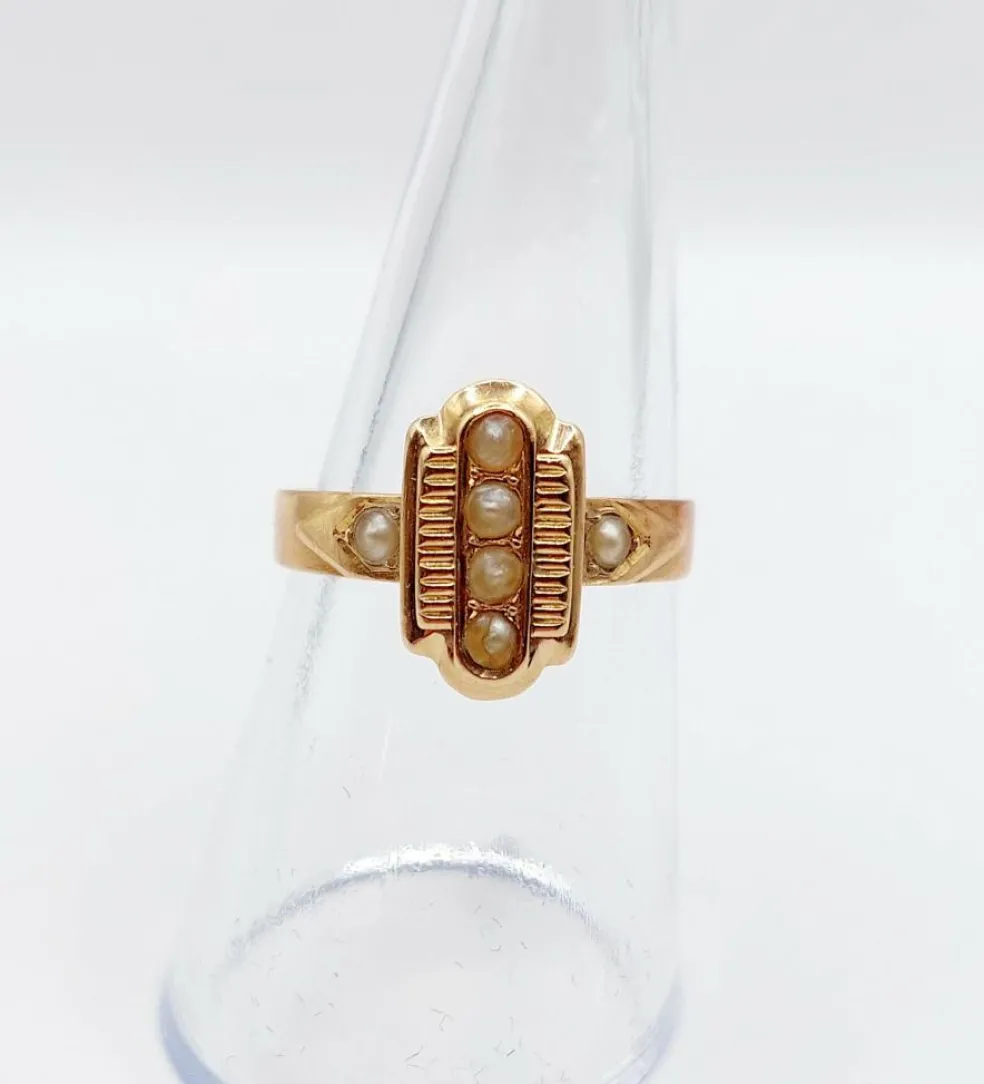 Bague marquise victorienne or rose ornée de perles dans une monture finement travaillée