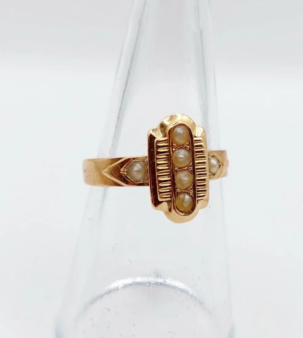 Bague marquise victorienne or rose ornée de perles dans une monture finement travaillée
