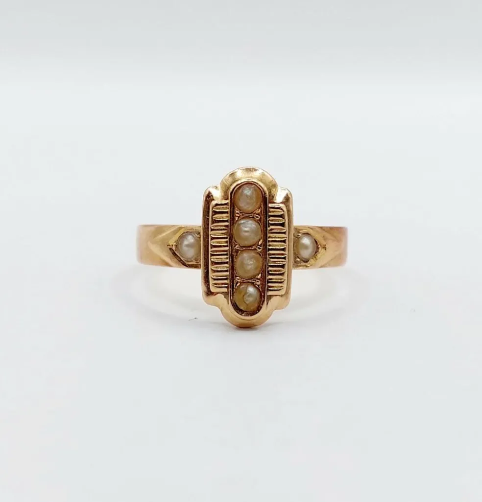Bague marquise victorienne or rose ornée de perles dans une monture finement travaillée
