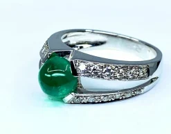 Bague émeraude cabochon diamants
