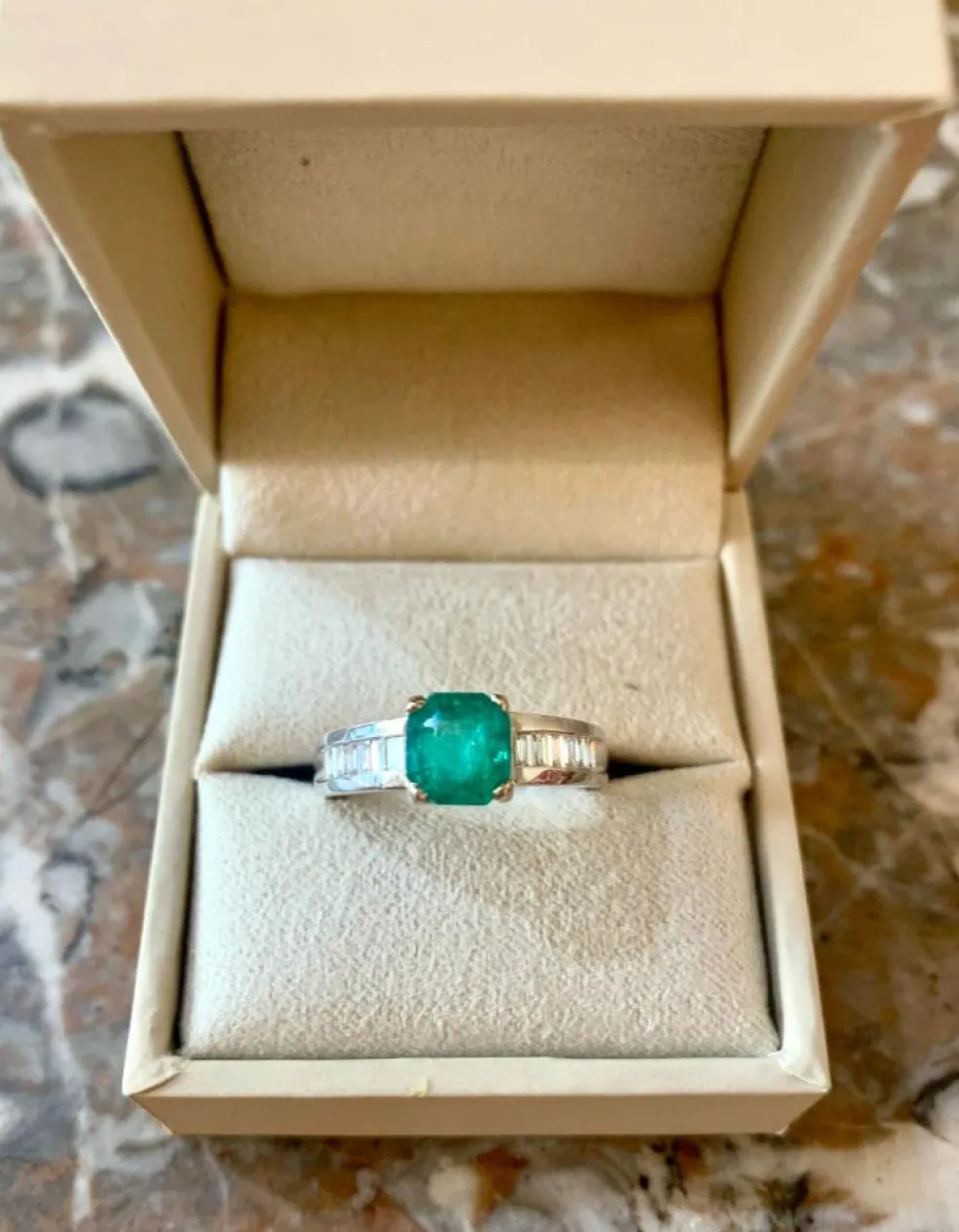 Bague émeraude colombie diamants or blanc (Certificat)