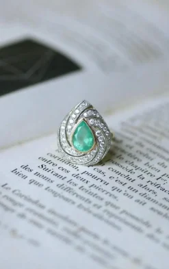 Bague émeraude colombienne poire entourage diamants