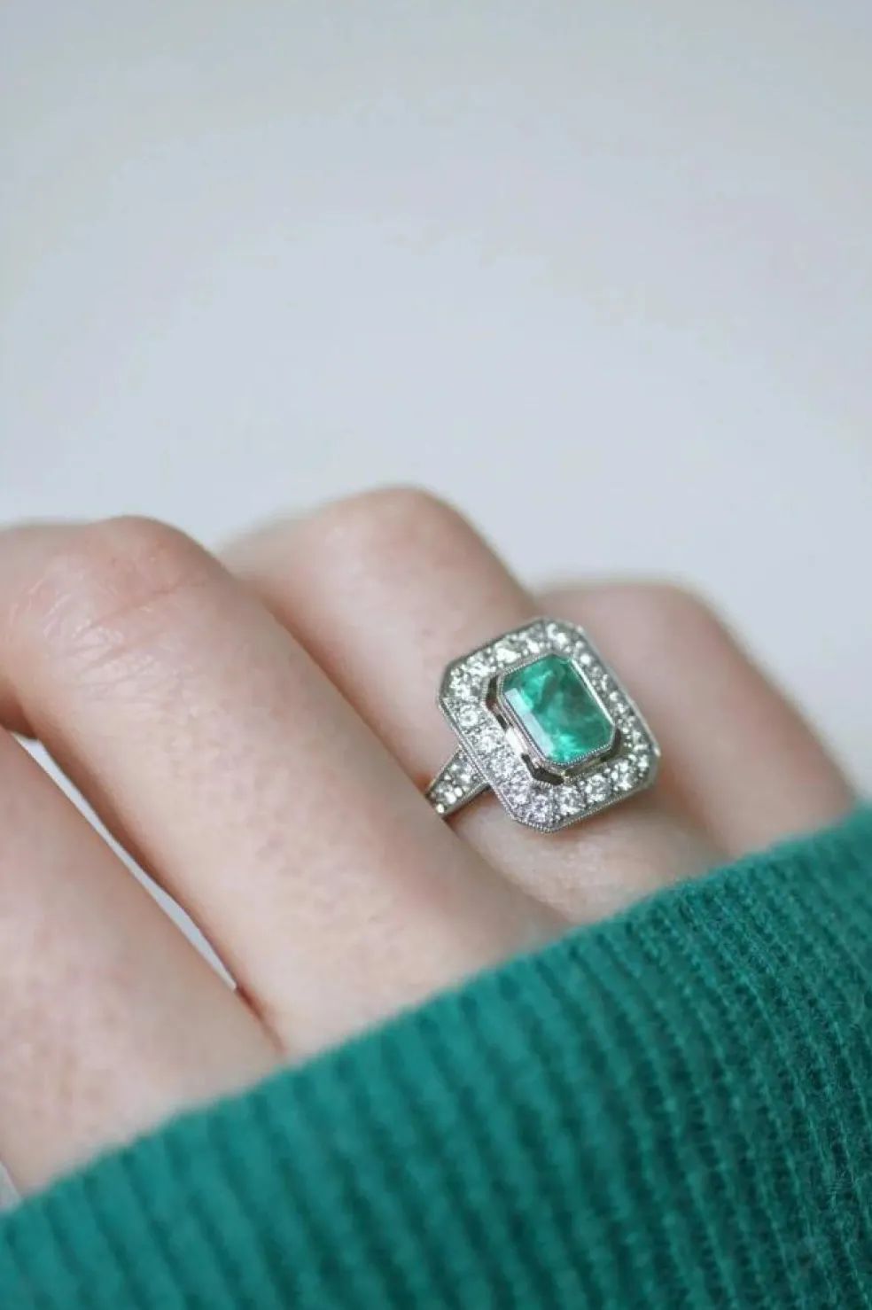 Bague Émeraude Colombienne 2.00 Cts et Diamants Style Art Déco