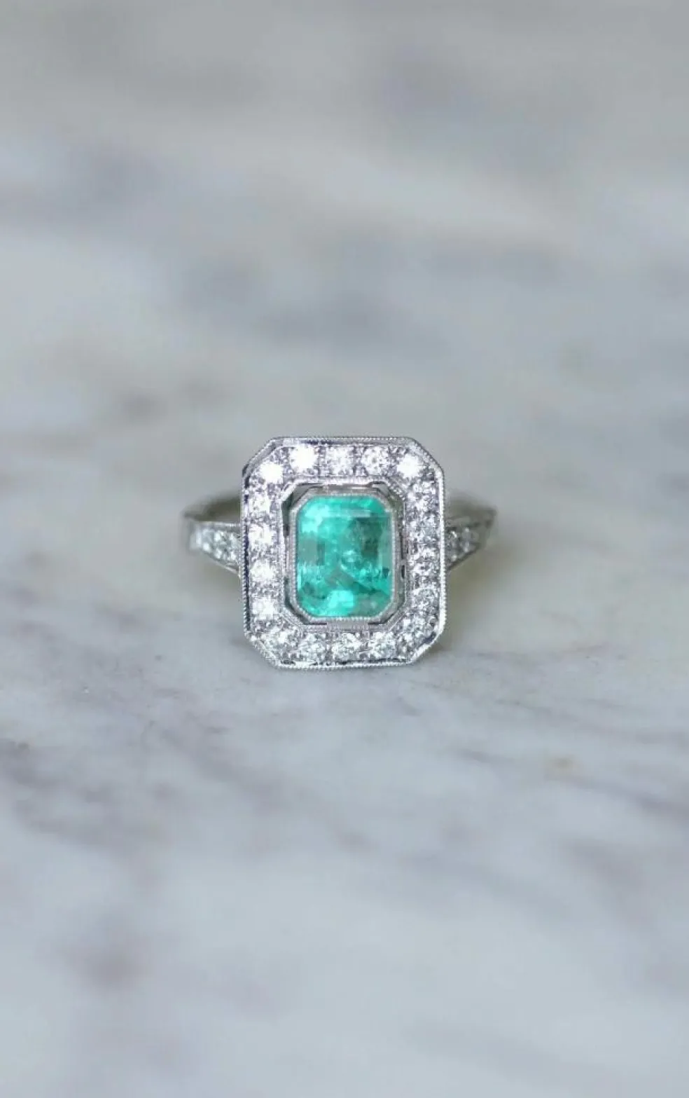 Bague Émeraude Colombienne 2.00 Cts et Diamants Style Art Déco