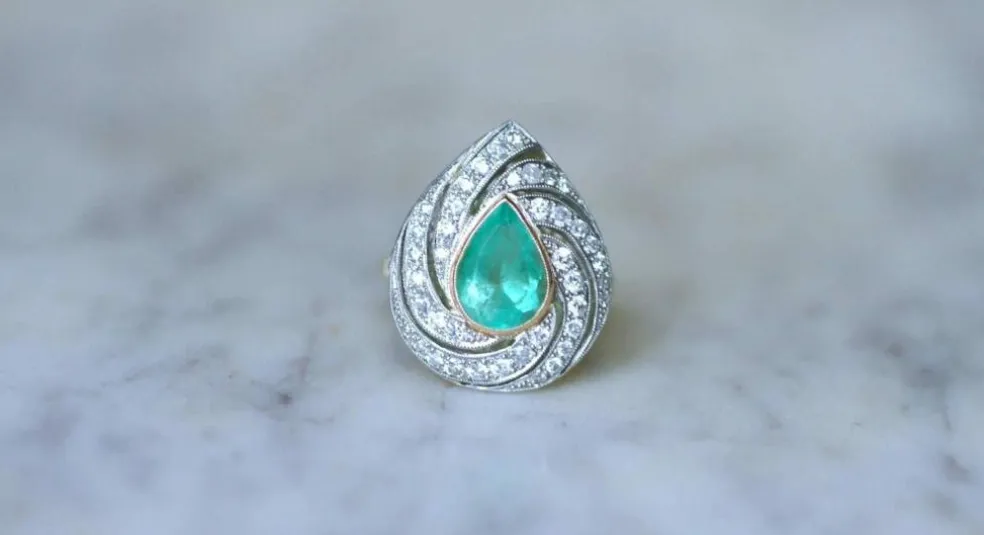 Bague émeraude colombienne poire entourage diamants
