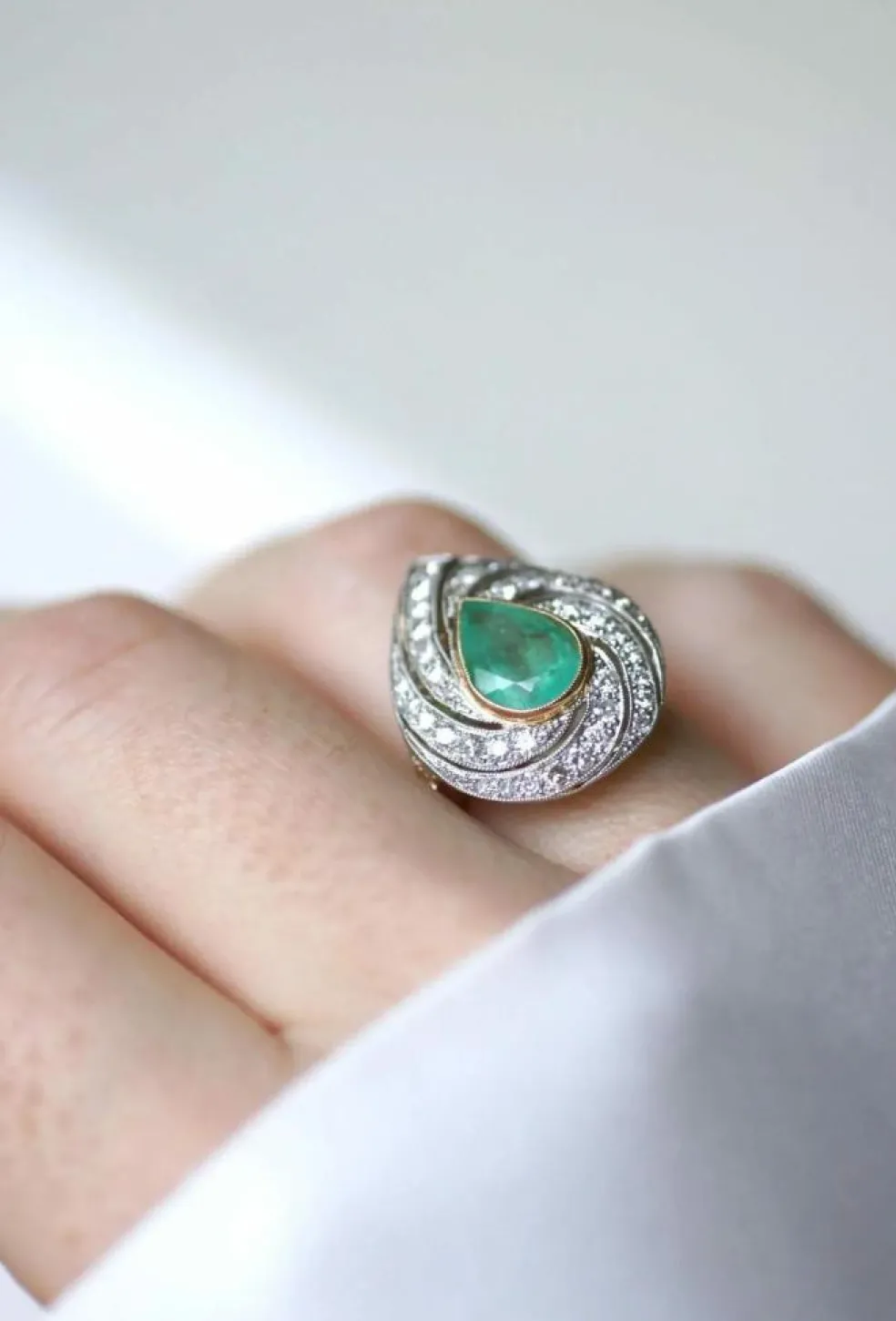 Bague émeraude colombienne poire entourage diamants