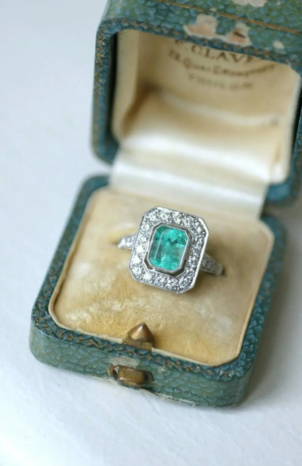 Bague Émeraude Colombienne 2.00 Cts et Diamants Style Art Déco