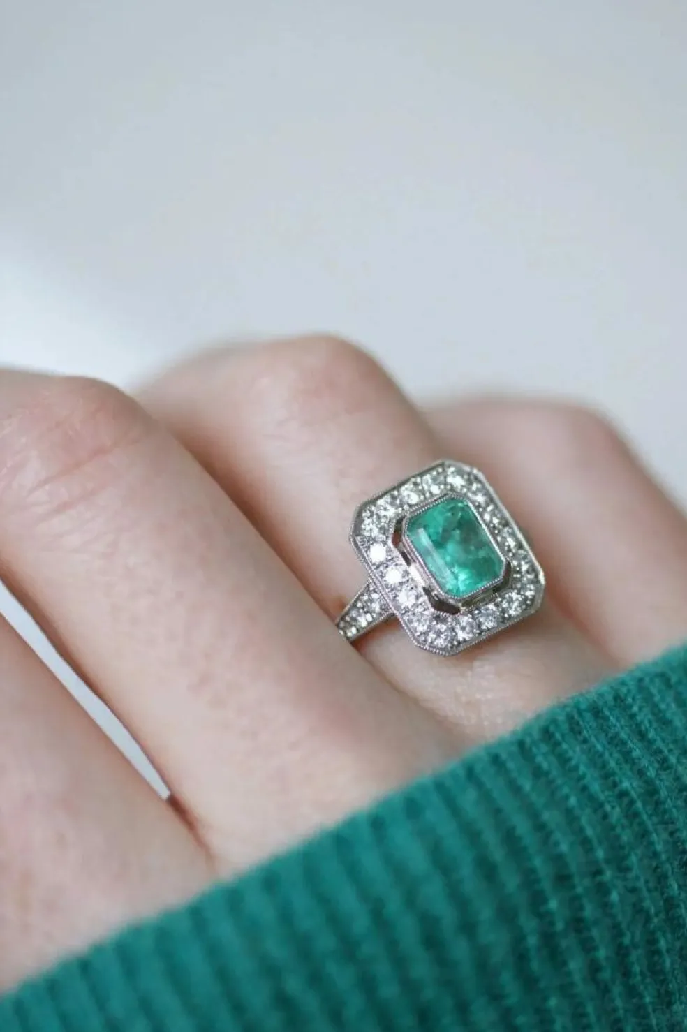 Bague Émeraude Colombienne 2.00 Cts et Diamants Style Art Déco