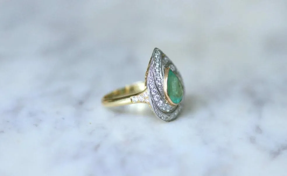 Bague émeraude colombienne poire entourage diamants