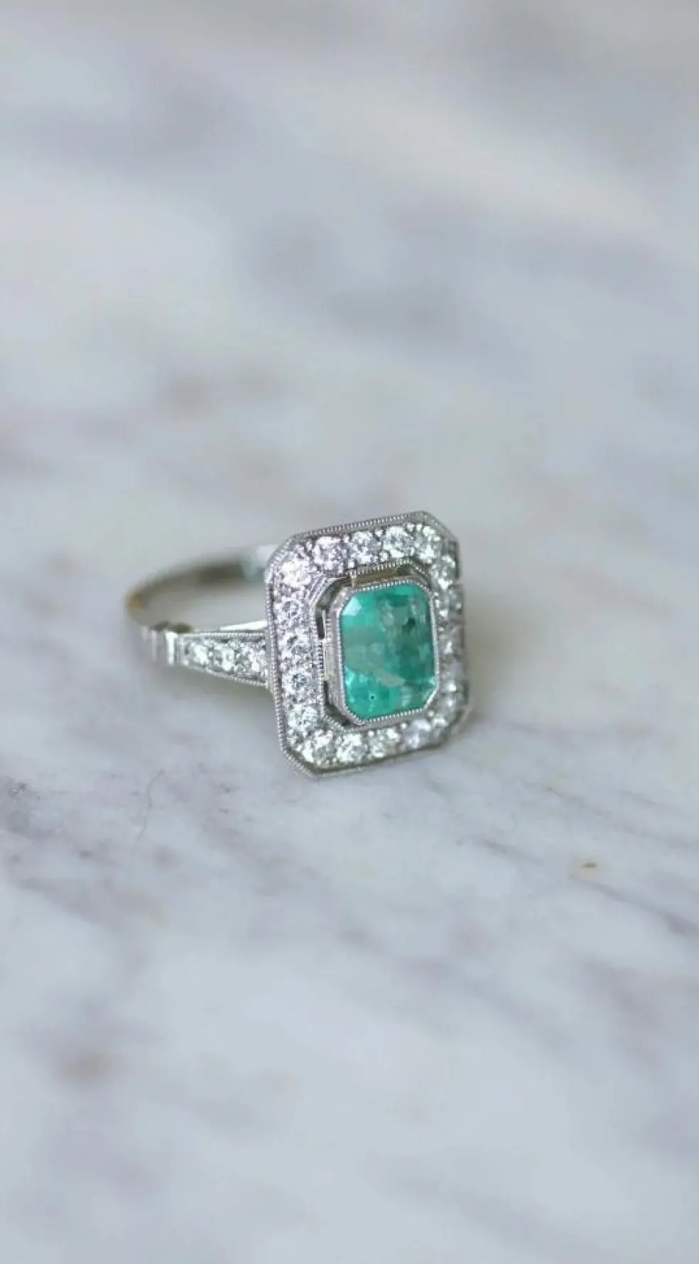 Bague Émeraude Colombienne 2.00 Cts et Diamants Style Art Déco