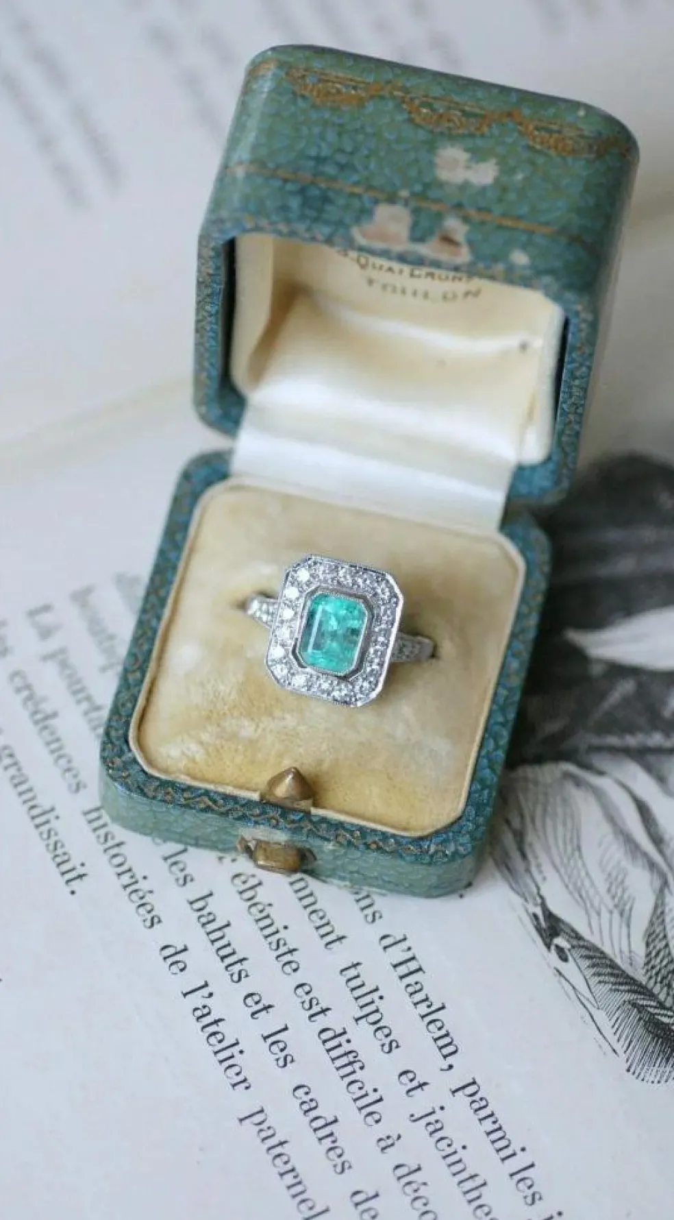 Bague Émeraude Colombienne 2.00 Cts et Diamants Style Art Déco