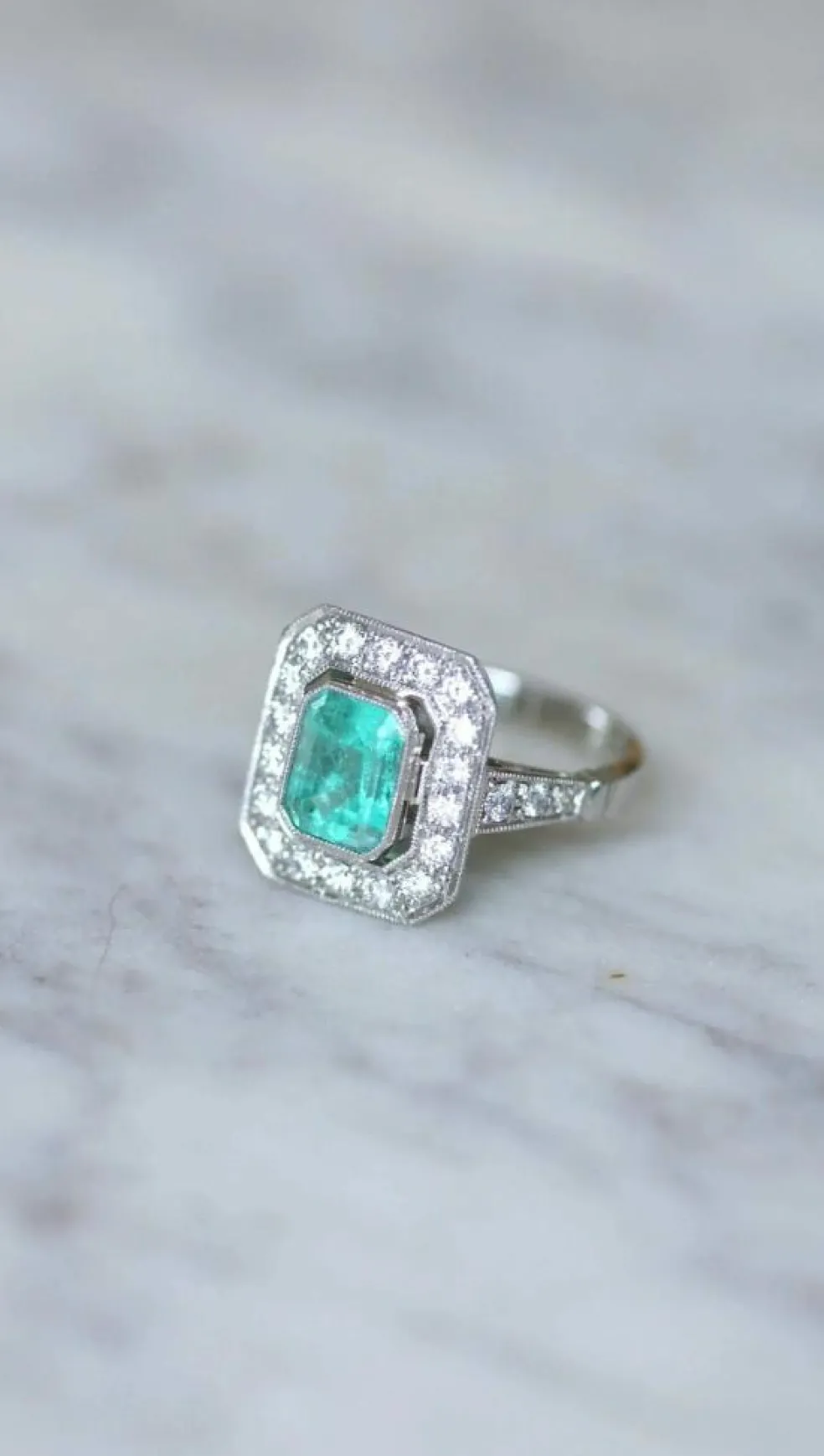 Bague Émeraude Colombienne 2.00 Cts et Diamants Style Art Déco