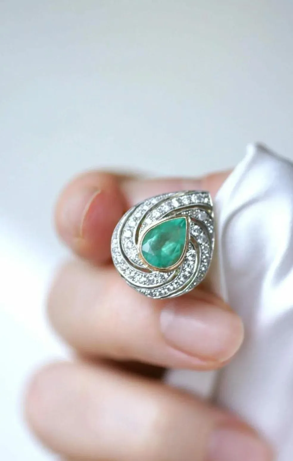 Bague émeraude colombienne poire entourage diamants