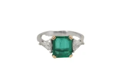 Bague émeraude de Colombie, or blanc et diamants triangle