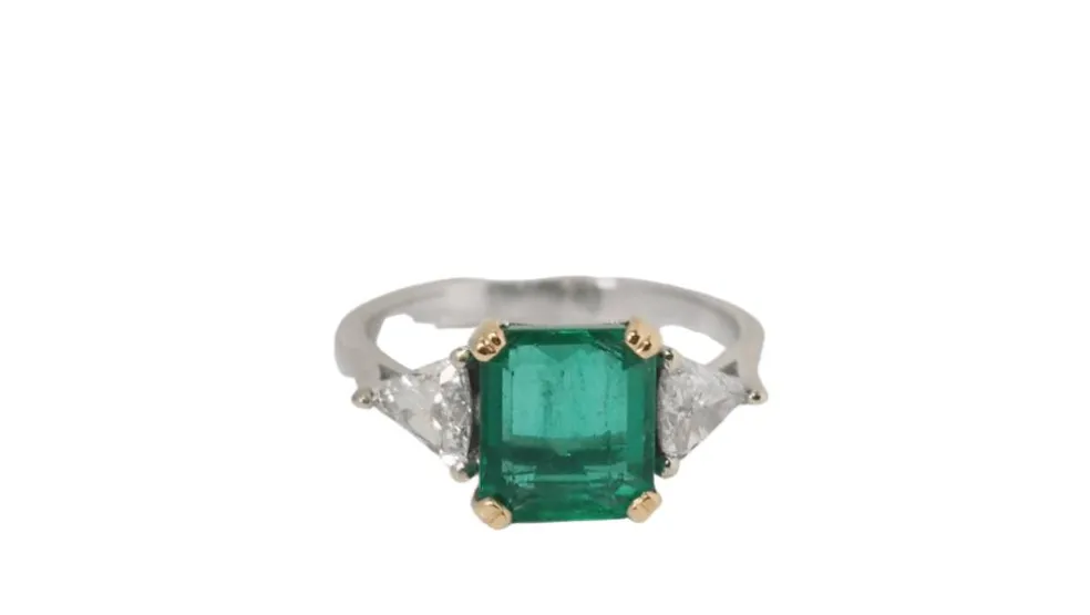 Bague émeraude de Colombie, or blanc et diamants triangle