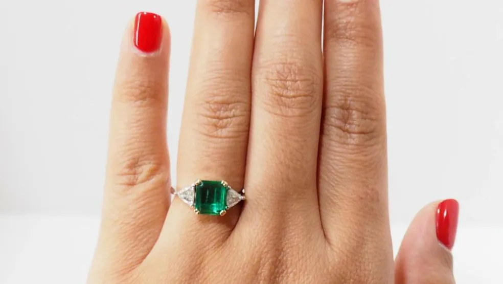 Bague émeraude de Colombie, or blanc et diamants triangle