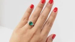 Bague émeraude de Colombie, or blanc et diamants triangle