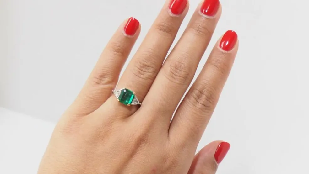 Bague émeraude de Colombie, or blanc et diamants triangle
