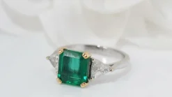 Bague émeraude de Colombie, or blanc et diamants triangle