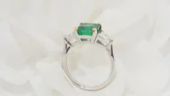 Bague émeraude de Colombie, or blanc et diamants triangle