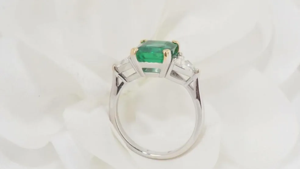 Bague émeraude de Colombie, or blanc et diamants triangle