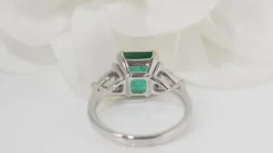 Bague émeraude de Colombie, or blanc et diamants triangle