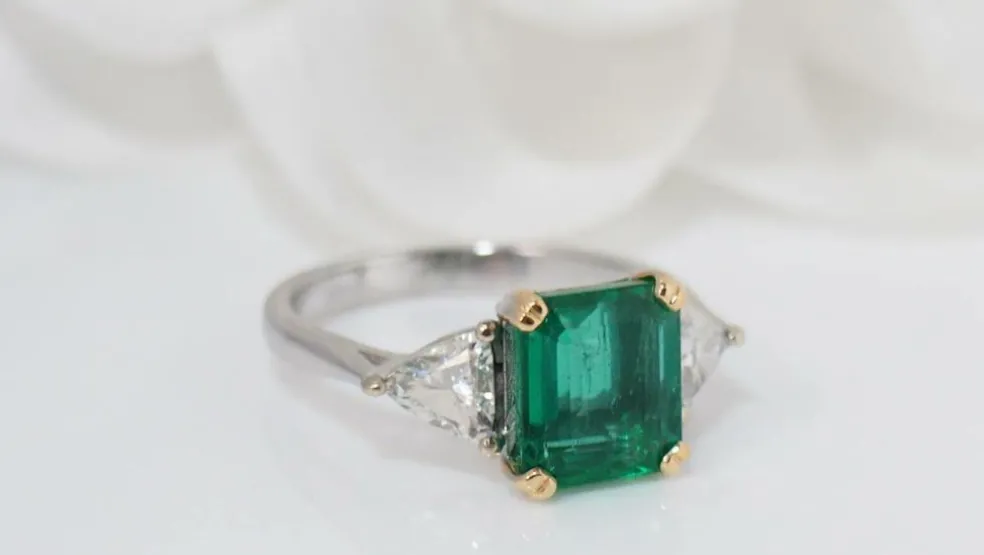 Bague émeraude de Colombie, or blanc et diamants triangle