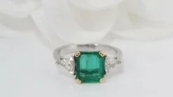Bague émeraude de Colombie, or blanc et diamants triangle