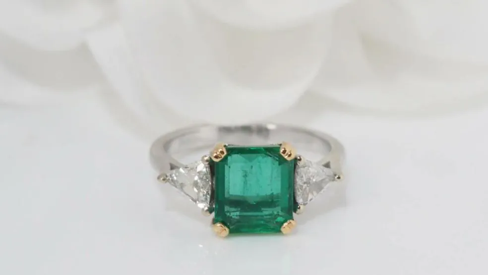 Bague émeraude de Colombie, or blanc et diamants triangle